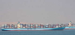 Containerverkehr auf dem Suez Kanal